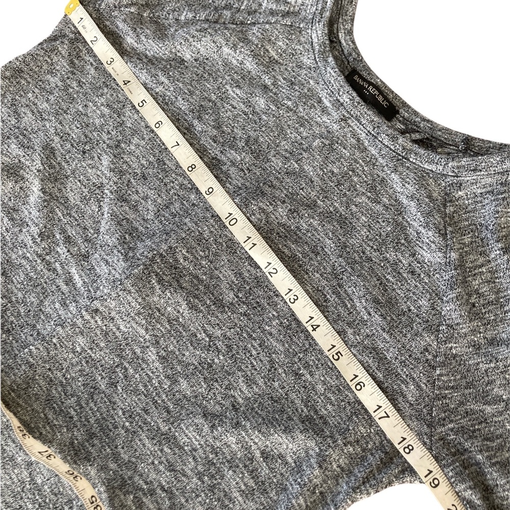 Banana Republic women's Gray Long Sleeved Classic Top w/ back slit detail sz XS - Picture 6 of 9